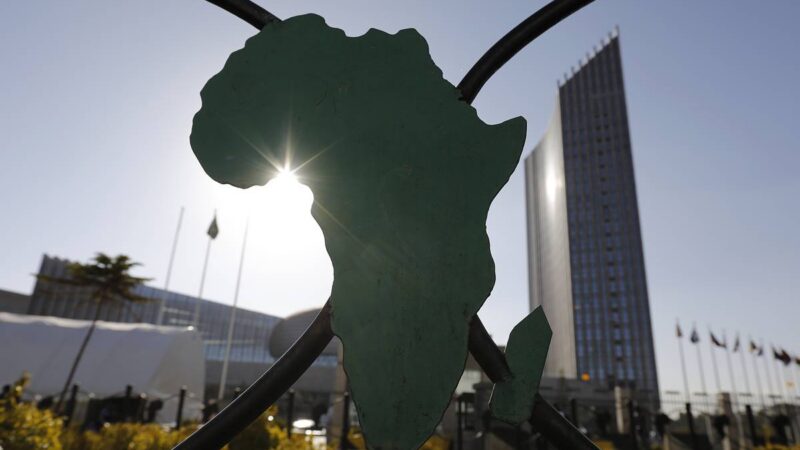 Musíme radikálně změnit vztahy s&nbsp;Afrikou, říká Komise. EU ale ujíždí vlak, o&nbsp;Afriku se zajímá i&nbsp;Čína