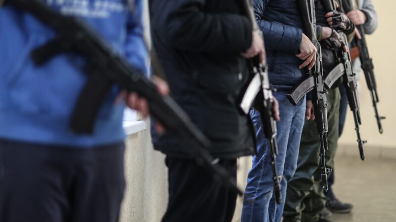 Zbraně pro Ukrajinu mohou skončit na černém trhu. Riziko ale stojí za to