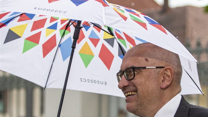 Potvrzeno. Bek má zájem o&nbsp;post eurokomisaře, volil by téma koheze. Mezitím bude hledat shodu na české pozici k&nbsp;EU