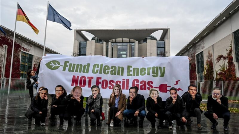 Syntetická paliva by mohla zachránit spalovací motory. Překážkou je cena