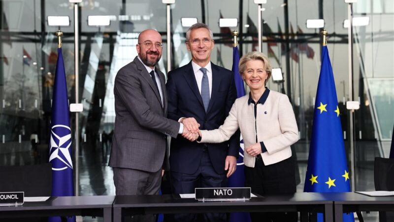 EU a&nbsp;NATO chtějí prohlubovat spolupráci. Jejich zástupci podepsali společnou deklaraci