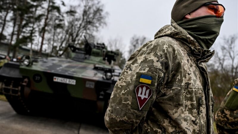 Evropa na svůj obranný průmysl roky nemyslela, teď po něm chce nemožné