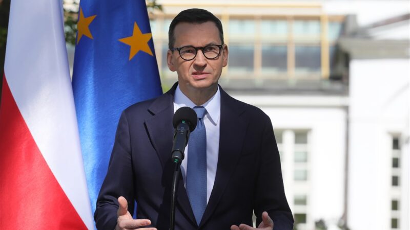 Polské předvolební dění prohlubuje spor s&nbsp;Bruselem. Právní stát ale v&nbsp;kampani nerezonuje