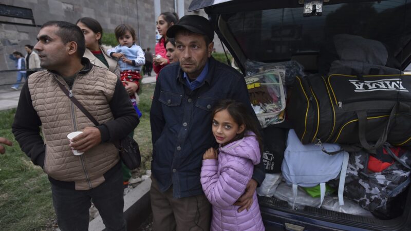 Uprchlíci z&nbsp;Náhorního Karabachu dostanou humanitární pomoc od EU. Z&nbsp;regionu utekla třetina obyvatel