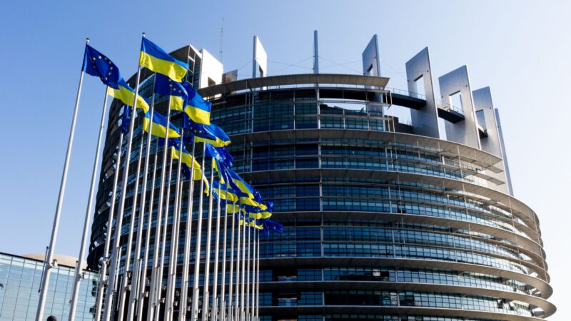 Okamžitě zastavme dodávky plynu a&nbsp;ropy z&nbsp;Ruska, volá skupina europoslanců