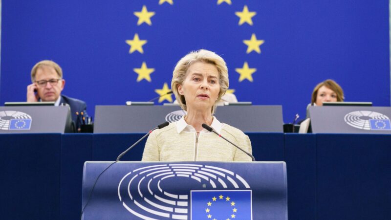 Další sankce jsou na stole. Komise navrhla embargo na ruskou ropu a&nbsp;zákaz vysílání ruských stanic