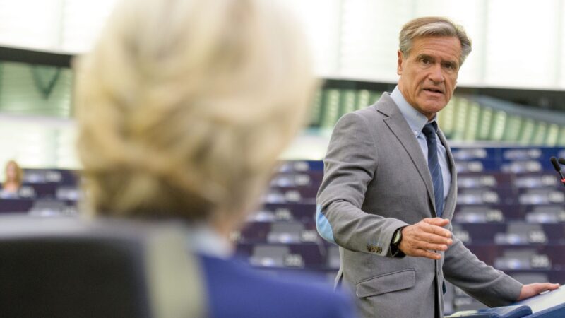 Europoslanci se bouří proti uvolnění fondů EU Polsku, šéfce Komise hrozí odvoláním