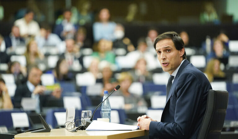 Green Deal má dva šéfy. Europoslanci potvrdili Hoekstru komisařem, pracoval pro Shell