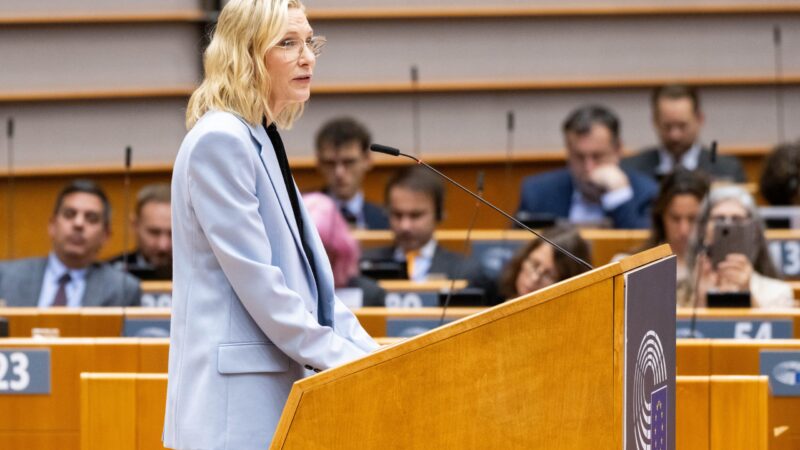 „Ostnaté dráty nejsou řešením.“ Filmová Galadriel bránila v&nbsp;Bruselu uprchlíky