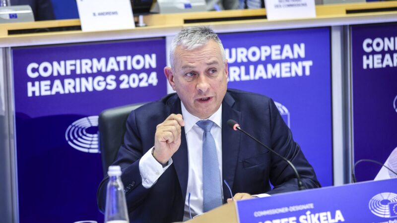 Grilování Síkely: Europoslanci se ptali na Rwandu i&nbsp;děti pracující v&nbsp;dolech. Z&nbsp;otázek vybruslil s&nbsp;humorem