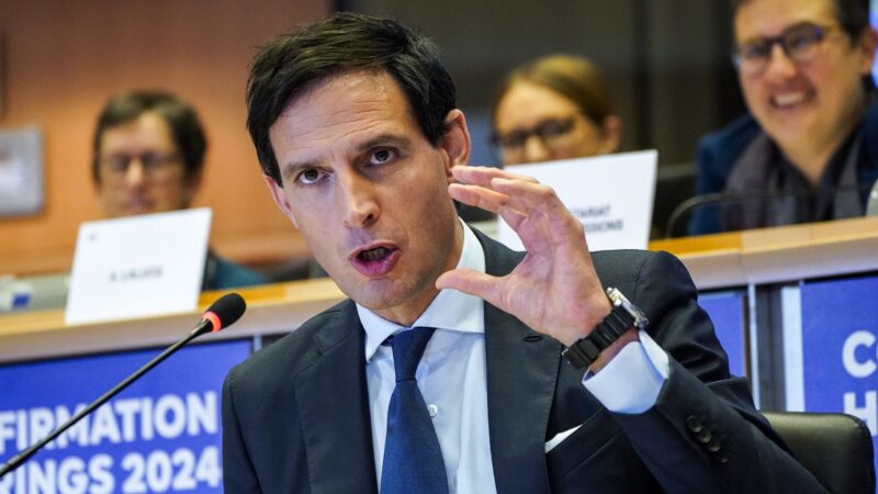 Hoekstra trvá na zákazu spalovacích motorů, emisní povolenky označil za efektivní