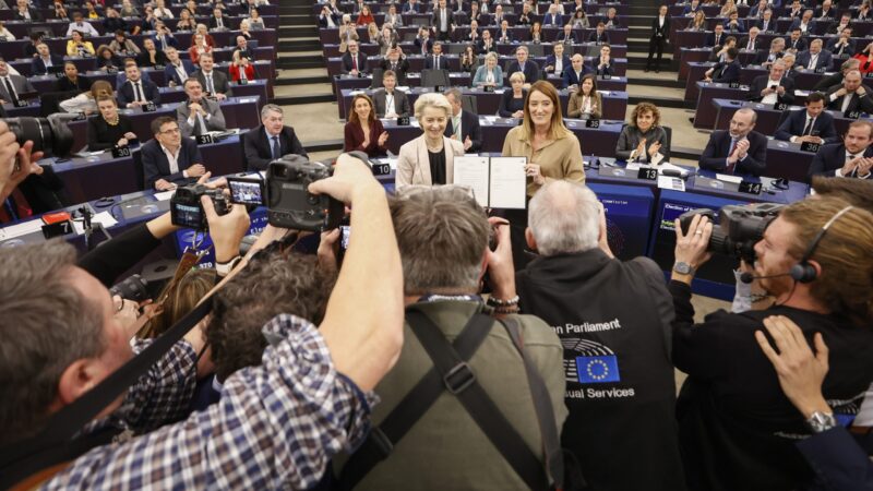 Europarlament dal nové Komisi zelenou. Podle českého poslance ale velkou důvěru nemá