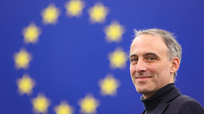 „Vraťte nám Sochu svobody,“ vzkázal francouzský europoslanec USA