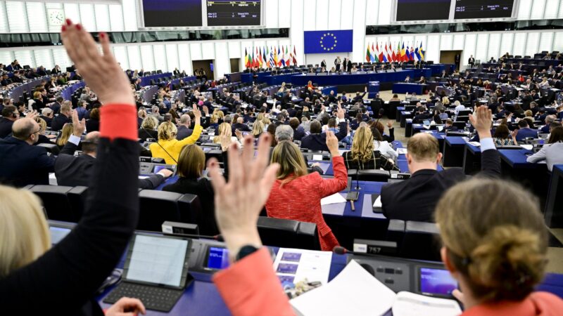 Europoslanci schvalují návrh na příměří na Ukrajině. V&nbsp;přijatém usnesení zkritizovali Trumpa