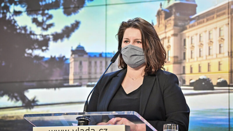 Vláda přes odpor ČSSD schválila rozdělení evropských dotací. Bude se škrtat v&nbsp;sociálních službách