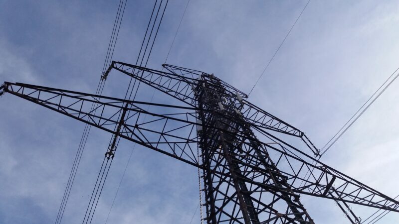 Německá burza: Ceny elektřiny jsou rekordně vysoko. Nahoru šplhají i&nbsp;ceny plynu