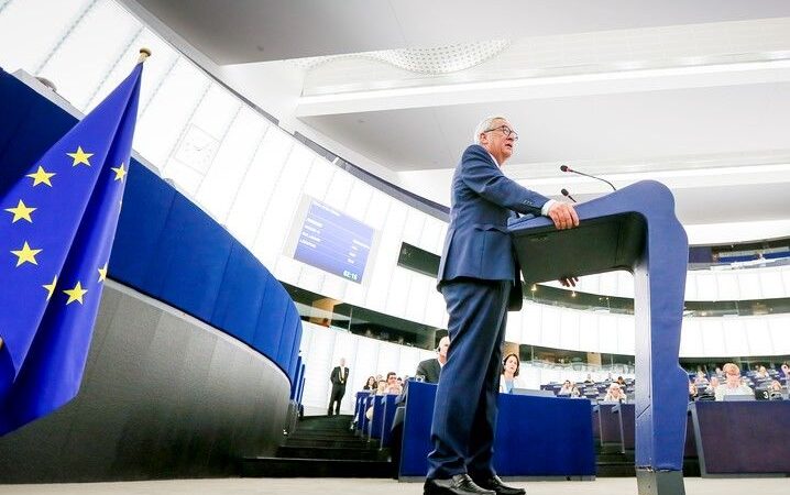 Pronásledování teroristů a&nbsp;více vojáků na vnějších hranicích. Junckerovu projevu o&nbsp;stavu EU vévodila bezpečnost