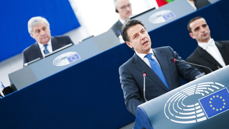 Dáváte dárky a&nbsp;zadlužujete se. Italský premiér si ve Štrasburku vyslechl kritiku