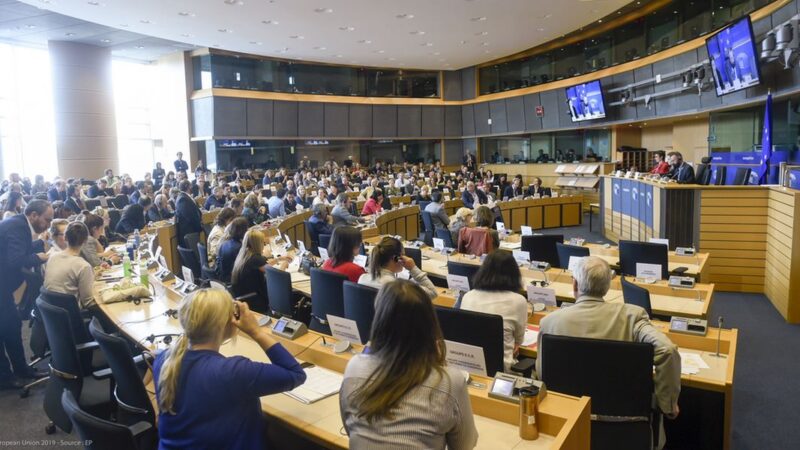 Europoslanci vystavili stopku dvěma kandidátům na komisaře. Dle očekávání jde o&nbsp;Rumunku a&nbsp;Maďara