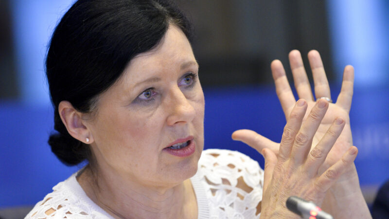 Jourová: Dezinformací v&nbsp;době pandemie přibylo. Velká část je z&nbsp;Ruska, Čína vsází spíše na propagandu