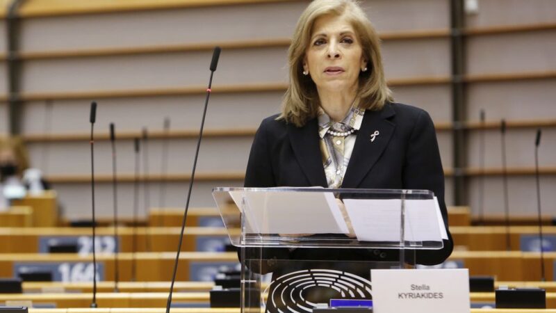 Komise by podle europoslanců měla vyložit vakcinační karty na stůl. Veřejnost by měla znát detaily smluv s&nbsp;výrobci