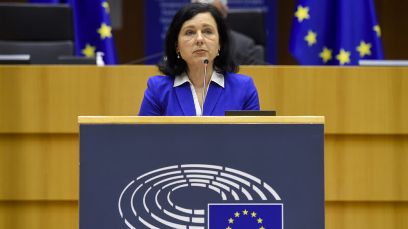 Útoky na média sílí, Brusel má svázané ruce. Chce to nový nástroj, věří Jourová