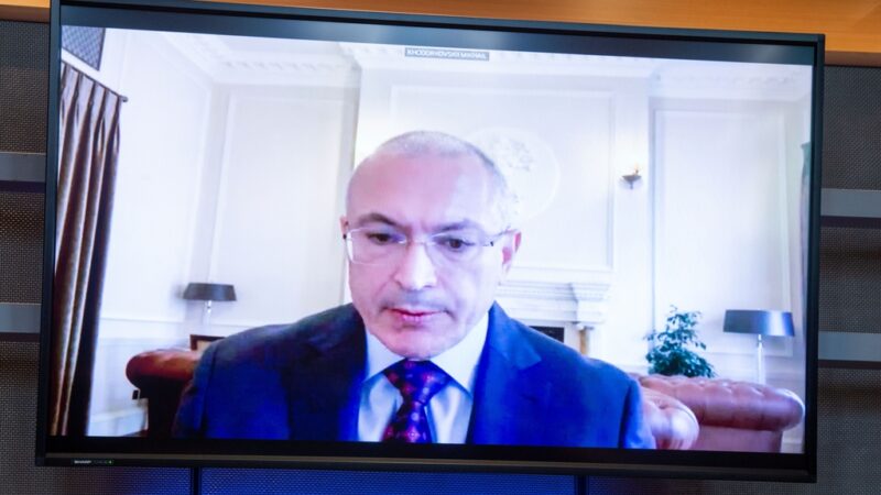 Ruský oligarcha promluvil před europoslanci. Upozornil na vazby mezi Kremlem a&nbsp;KSČM