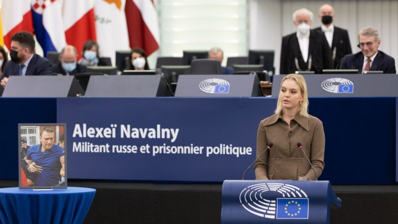 Europarlament udělil Navalnému Sacharovovu cenu, převzala ji jeho dcera