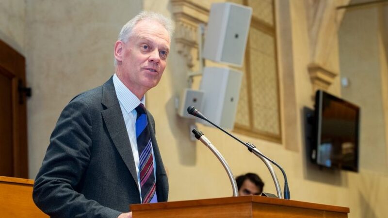 ČR může získat miliardy z&nbsp;„nových“ programů, promeškává ale příležitost, říká generální ředitel EK pro rozpočet