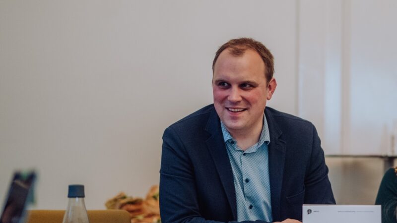 Podcast: Rozpad Visegrádu zatím není na stole, říká Dostál