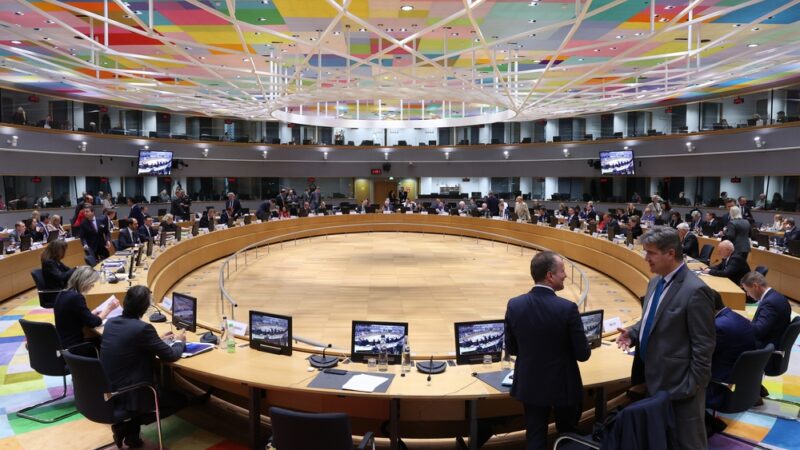 Ministři obrany EU vyzvali banky k&nbsp;investicím do evropských zbrojovek