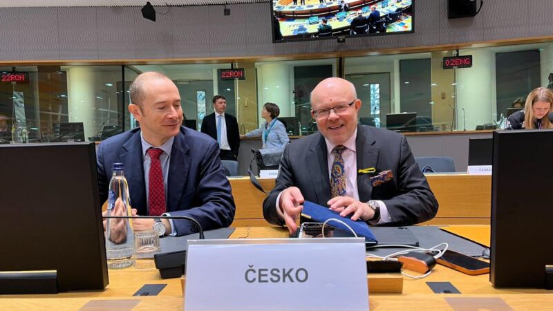 EU by měla společně nakupovat nejen vakcíny, ale i&nbsp;léky na vzácná onemocnění, myslí si ministr Válek 