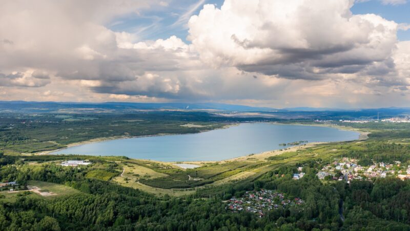 Miliony z&nbsp;EU promění jezero Medard a&nbsp;podpoří průmyslovou zónu. Do uhelných lokalit mají přivést lidi a&nbsp;investory