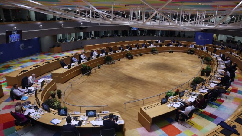 Lídři EU celou noc jednali o&nbsp;energiích. Potvrdili návrhy Komise a&nbsp;vyzvali ji k&nbsp;dopracování konkrétních opatření