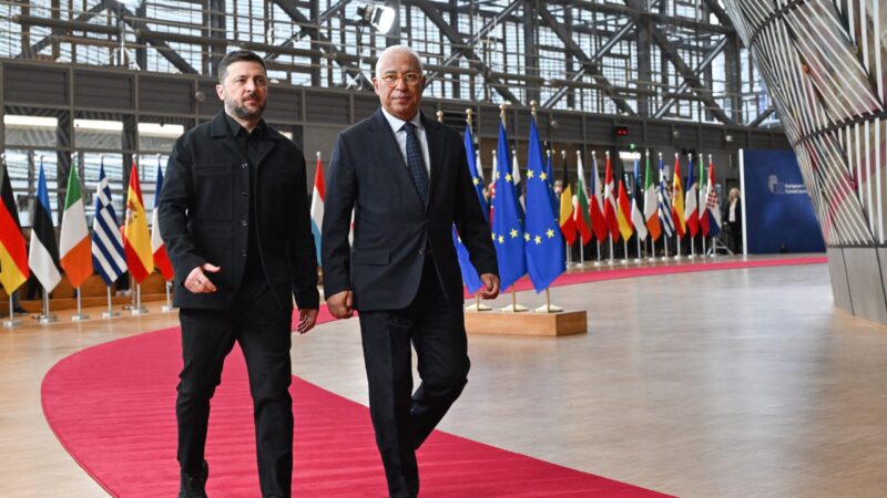 Zelenskyj v&nbsp;Bruselu: Na Rusko je třeba vyvinout větší tlak, aby došlo k&nbsp;příměří