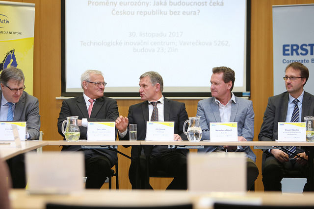 Eurozóna se změní, ceny zůstanou. Jaké argumenty pro (ne)přijetí eura v&nbsp;Česku dominují?