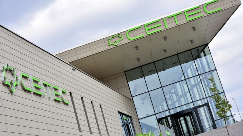 Pandemie, klima, válka. Řešit krize dneška pomáhá spolupráce vědců napříč planetou