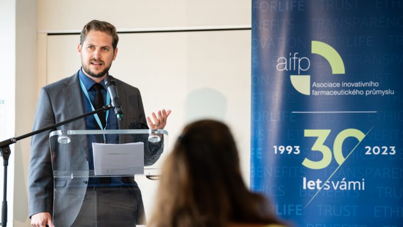 Slabbert z&nbsp;Bayeru: Firmy chtějí dostat své léky ke všem pacientům, samy na to ale nestačí