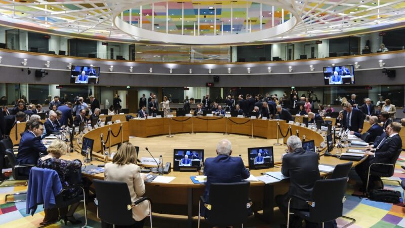 Maďarsko komplikuje jednání ministrů o&nbsp;dalších sankcích vůči Rusku, požadavky však mají i&nbsp;jiné země