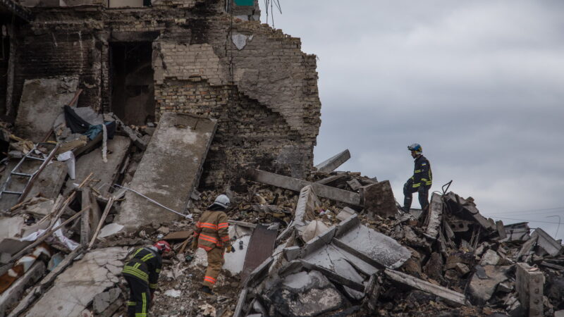Jako fénix z&nbsp;popela. Města zničená za druhé světové války pomáhají Ukrajině s&nbsp;obnovou