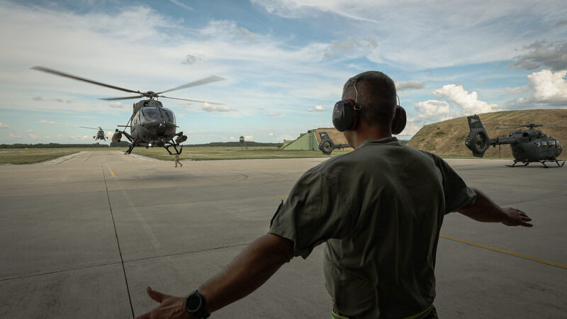 Bude mít EU komisaře pro obranu? Podle Černochové by mohl pomoci s&nbsp;podporou průmyslu, nápad se líbí i&nbsp;Farskému