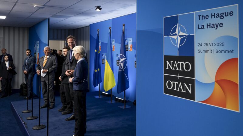 USA jsou s&nbsp;námi. Přestaňte se bát a&nbsp;posilte obranu, vyzval šéf NATO evropské spojence