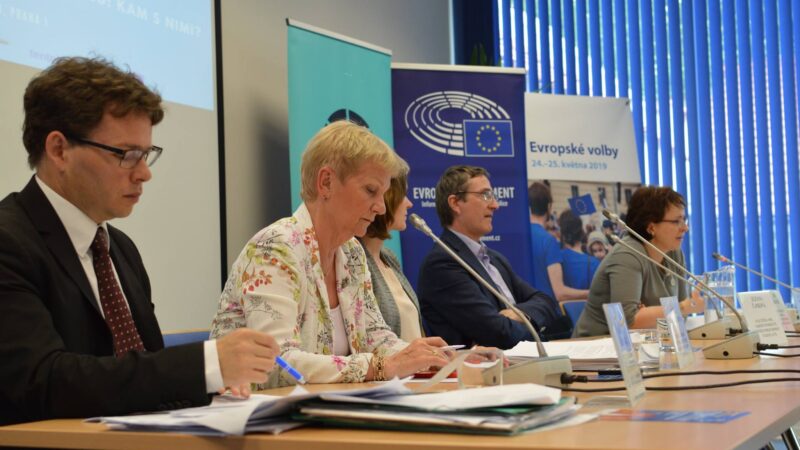 Česká ekonomika je v&nbsp;zahraničním vlastnictví. Musíme podpořit pozici našich firem, varuje odborník