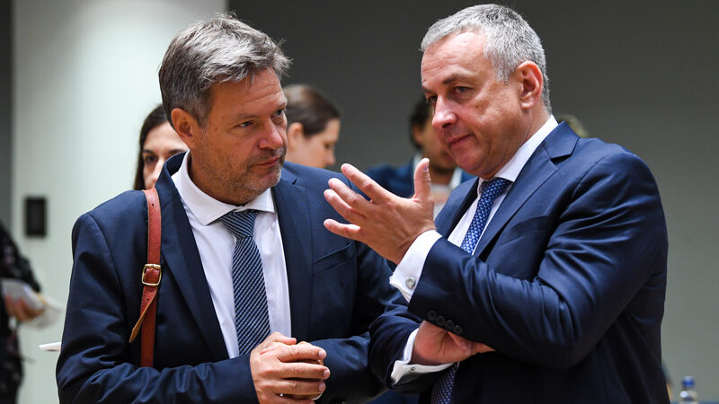 Grilování Síkely: EU musí nabízet lepší alternativu než Rusko a&nbsp;Čína, napsal europoslancům