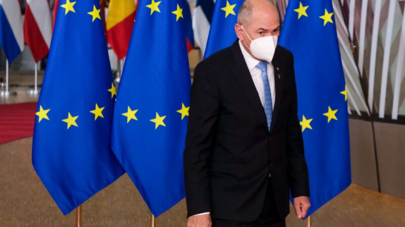 Slovinský „Maršál Twito“ znepokojuje EU. Janša útočí na novináře a&nbsp;obdivuje Orbána