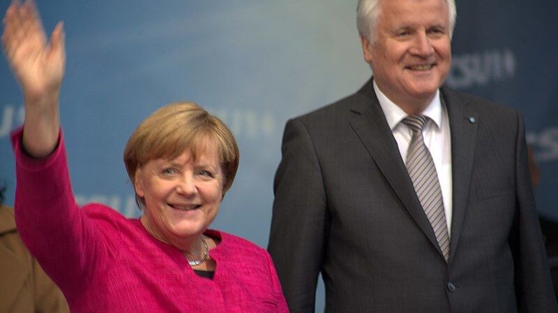 Merkelová se dohodla se Seehoferem na zřízení tranzitních center u&nbsp;rakouských hranic. Co na to Rakousko a&nbsp;Česko?