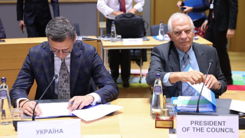 Ukrajina má mít možnost vracet údery na místa, odkud ji Rusko bombarduje, prohlásil šéf unijní diplomacie