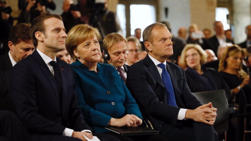 Společný nákup ochranných prostředků se vyplatí, myslí si Merkelová. Solidarita je pro EU nezbytná, dodává Macron