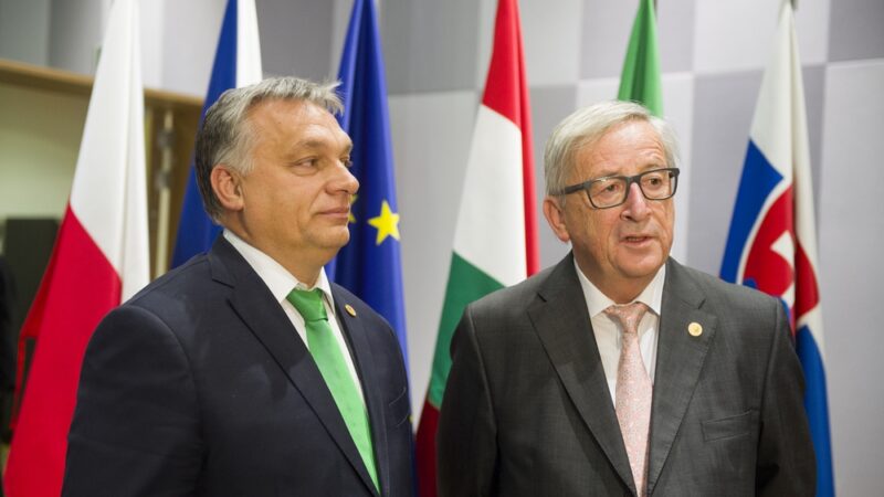 Juncker podle Orbána úmyslně podporuje migraci do EU. Komise se brání předložením faktů