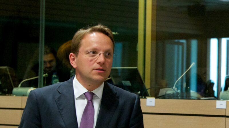 Maďarsko navrhlo nového kandidáta na eurokomisaře. Je jím velvyslanec při EU Olivér Várhelyi